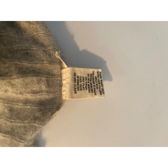 Women’s Gray  If It Were Me Sweater 54% nylon 40% angora 6% lamb’s wool Size M - Picture 7 of 7